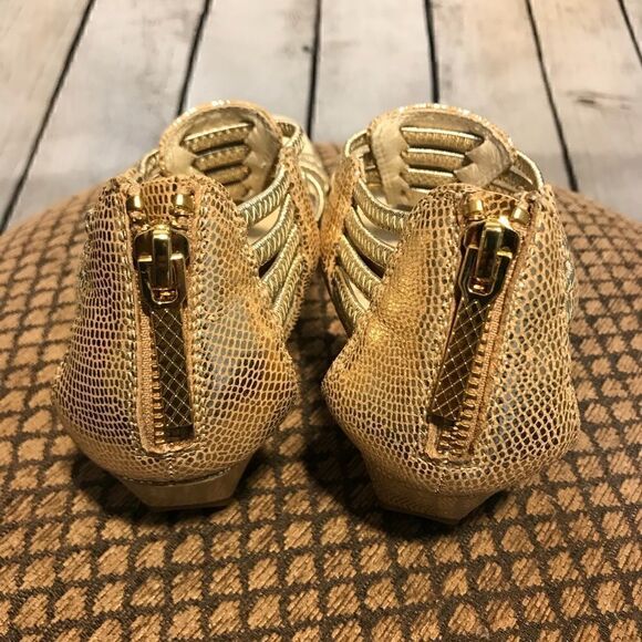 Donald J. Pliner Gladiator style strappy Gold Flat Sandals 6.5 GUC - Picture 4 of 7